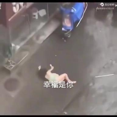 年轻女子从2楼摔落地面，不忘拉一下裙子防走光！