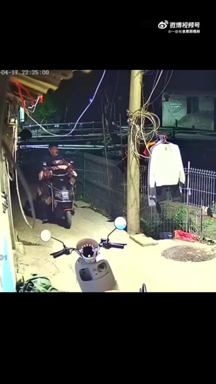 网友吐槽：下班回家发现晾晒在外的内裤失踪