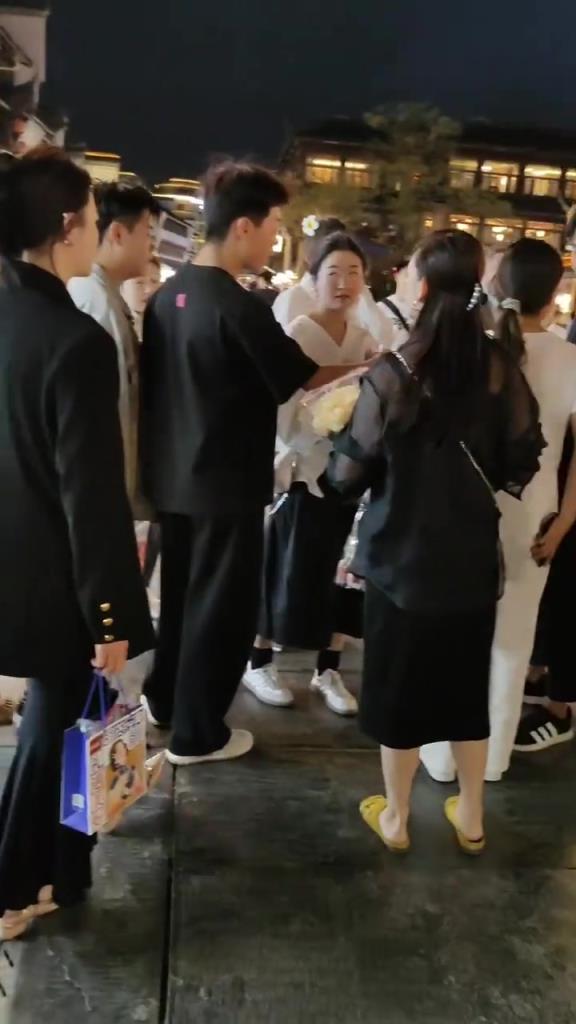 卖花女郎强拉游客买花，不买就对游客恶语相加。