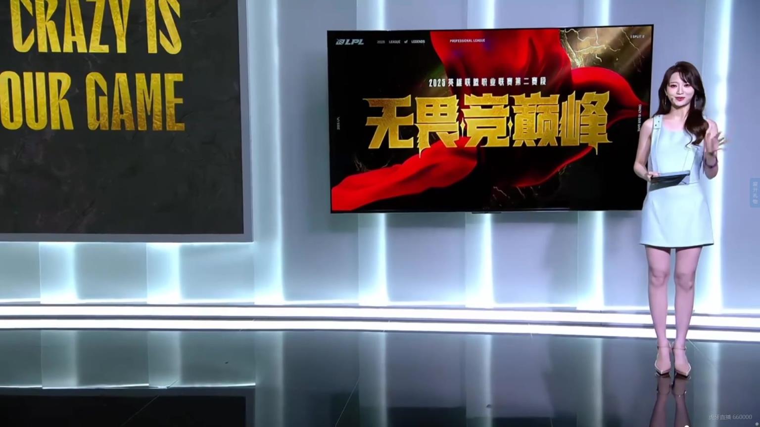 青春靓丽！阿芙身着蓝色连衣裙尽显美貌