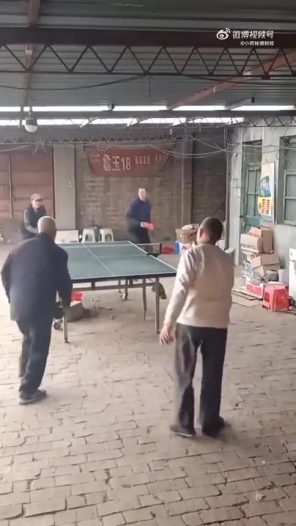 大爷打乒乓球：这个年龄段难逢敌手