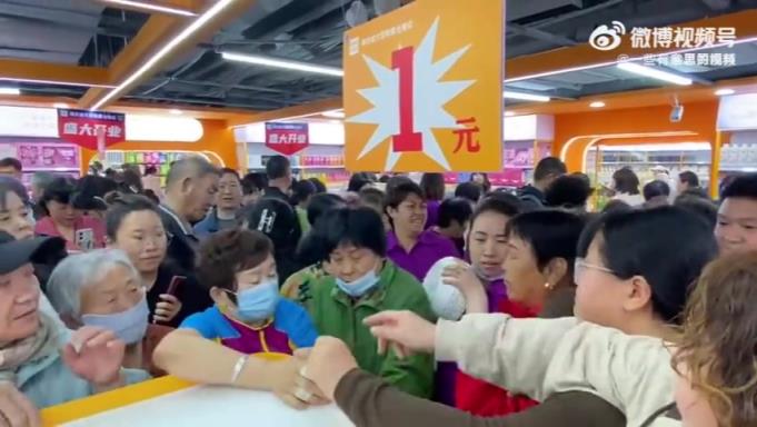 饥饿营销引争抢，大姐单挑众大妈抢盘子
