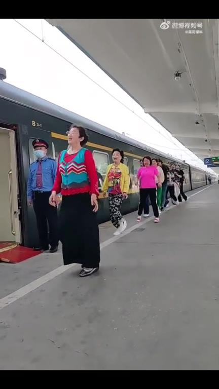 快乐大妈活力飞扬，广场已经不满足她们了！