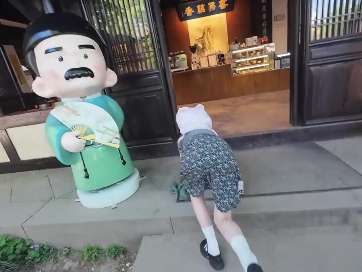 女生怎么就跪下來(lái)呀，不是到哪里都需要跪的！