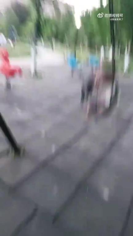 一宝妈让几月大孩子大幅荡秋千，反驳评论引发争议
