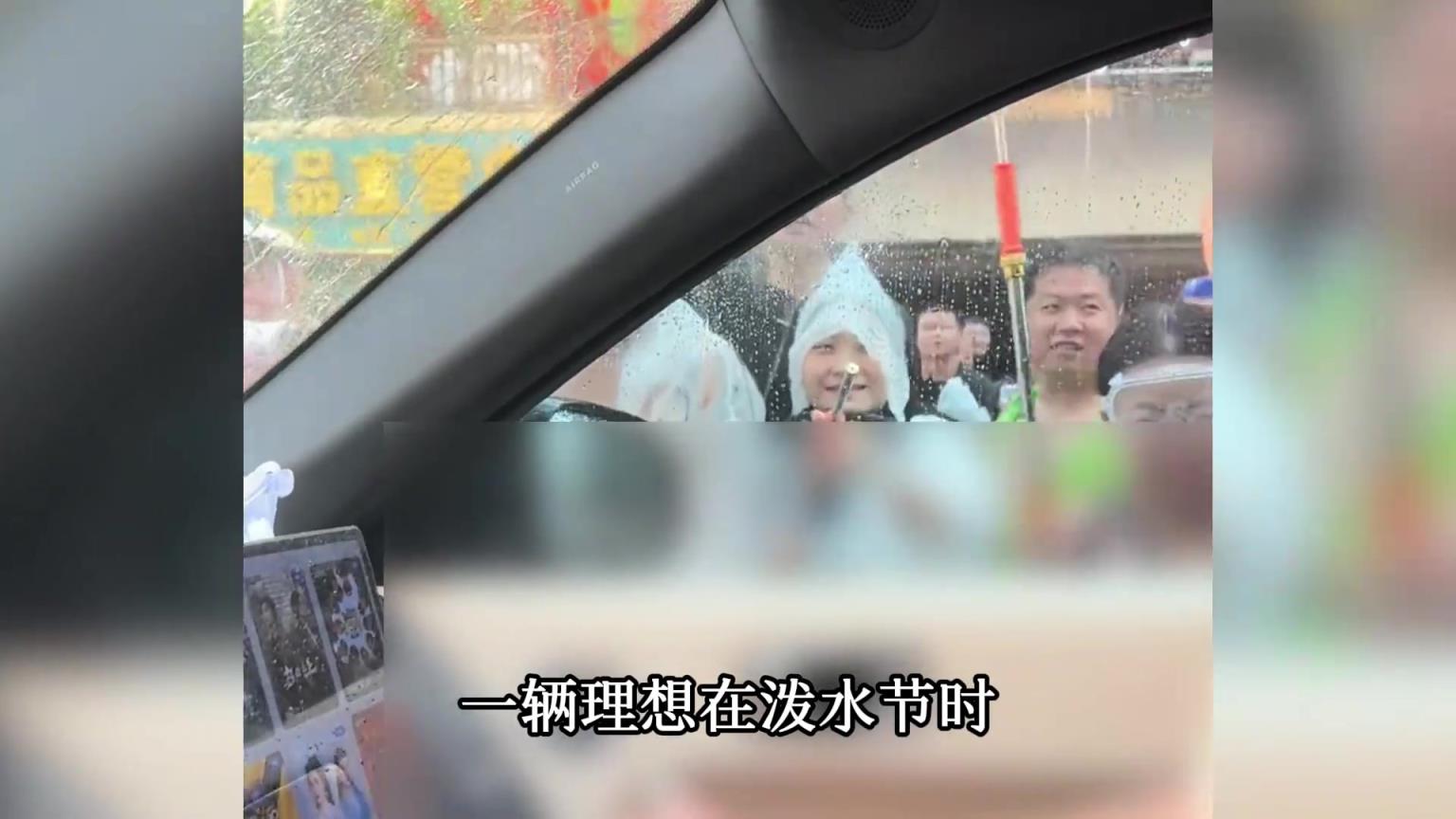 一开始拉车门我能理解拉着不让关就不礼貌了吧