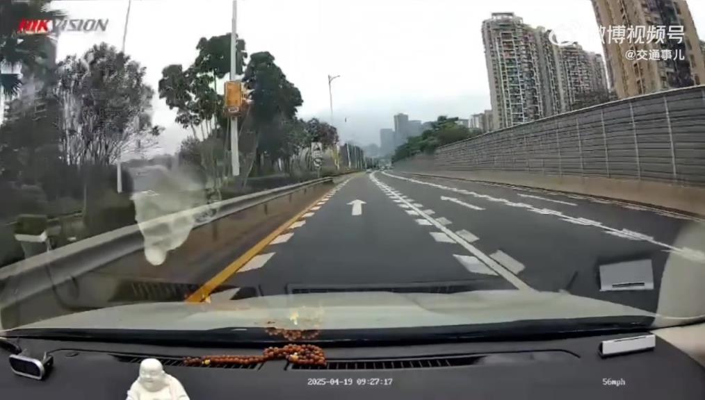 又見(jiàn)“刀片式超車”，路邊的減速標(biāo)志，司機(jī)根本不帶看啊