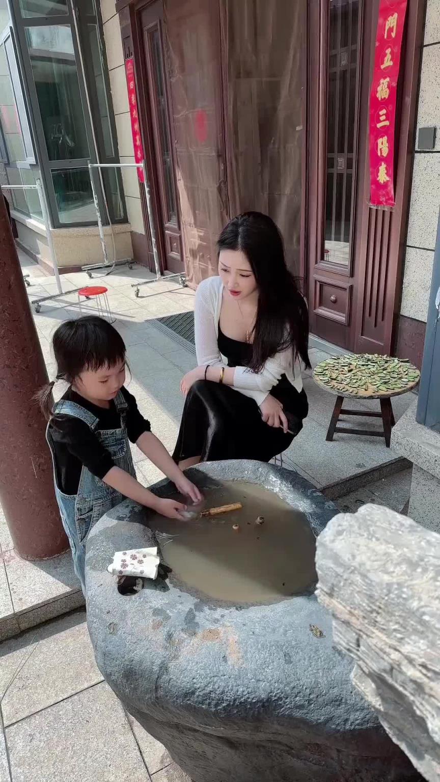 您還是別難為人家小孩子了！擱這陰陽(yáng)怪氣呢