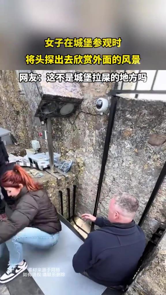 女子在城堡参观时 将头探出去欣赏外面的风景