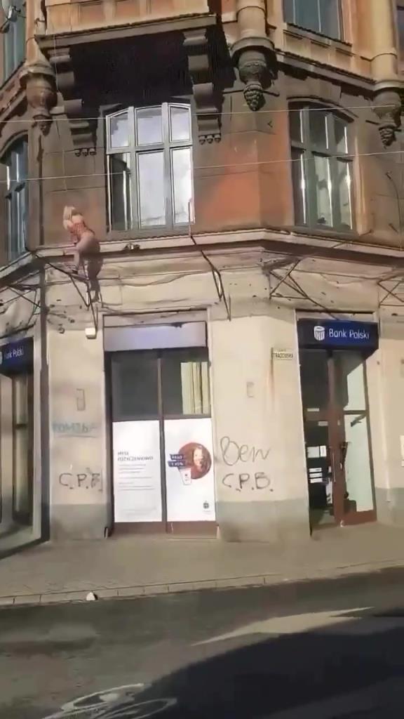 還真是頭一次在墻外面看見女的，一般都是男的啊??！