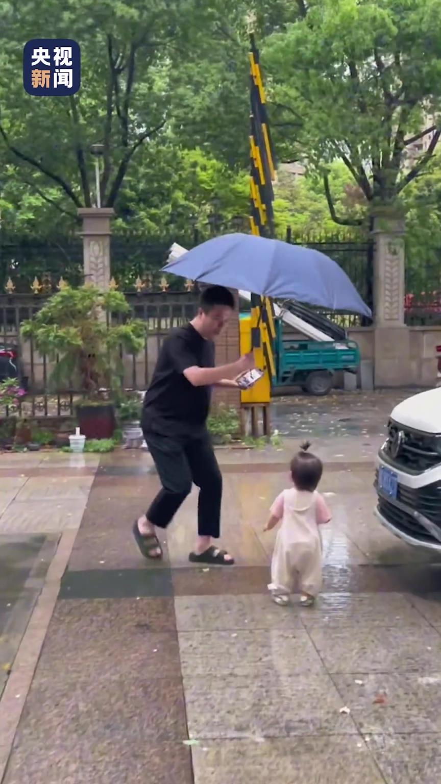 爸爸給女兒打傘打了個(gè)寂寞，網(wǎng)友：一聲“爸”終于喚醒了“父愛”
