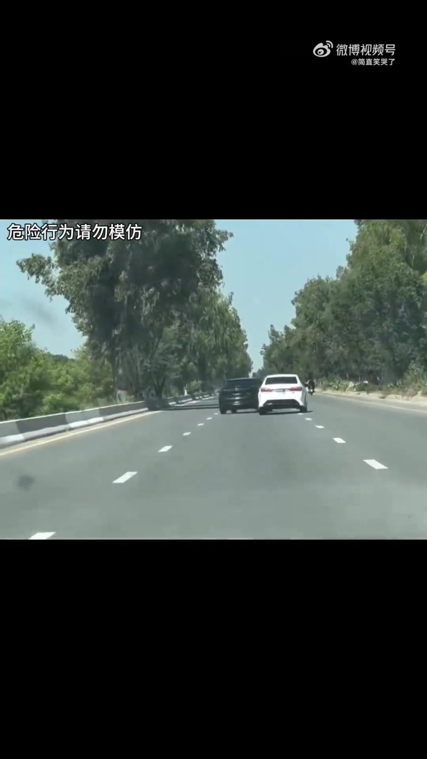 马路上两车开斗气车，一决高下！！