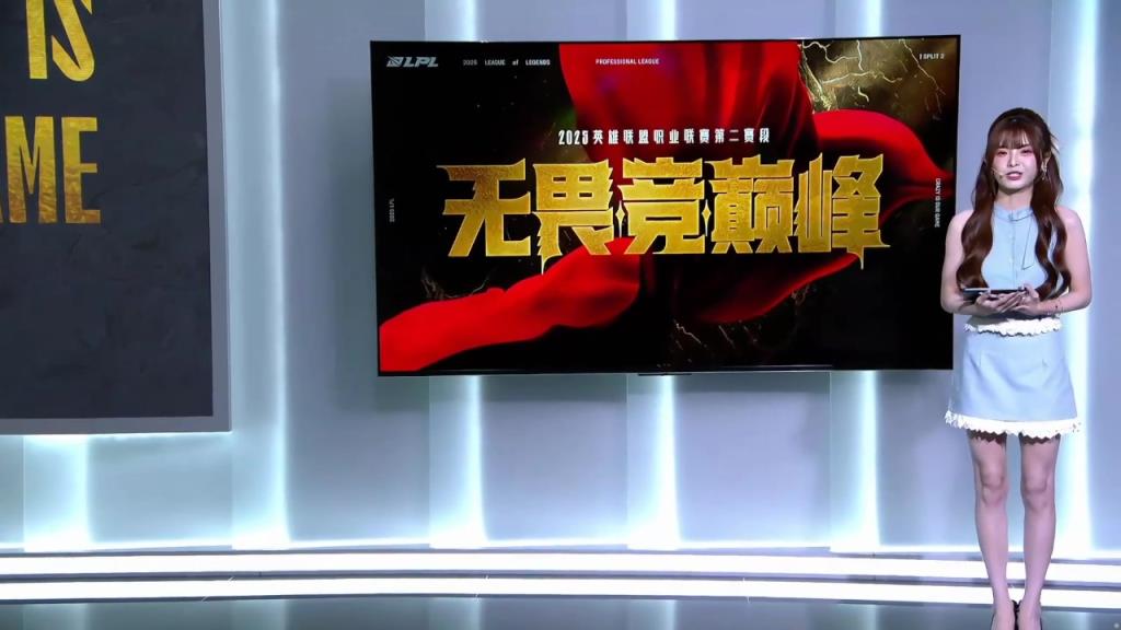 电竞杨超越！LPL今日互动女主持泱泱：浅色碎花短裙，元气满满！