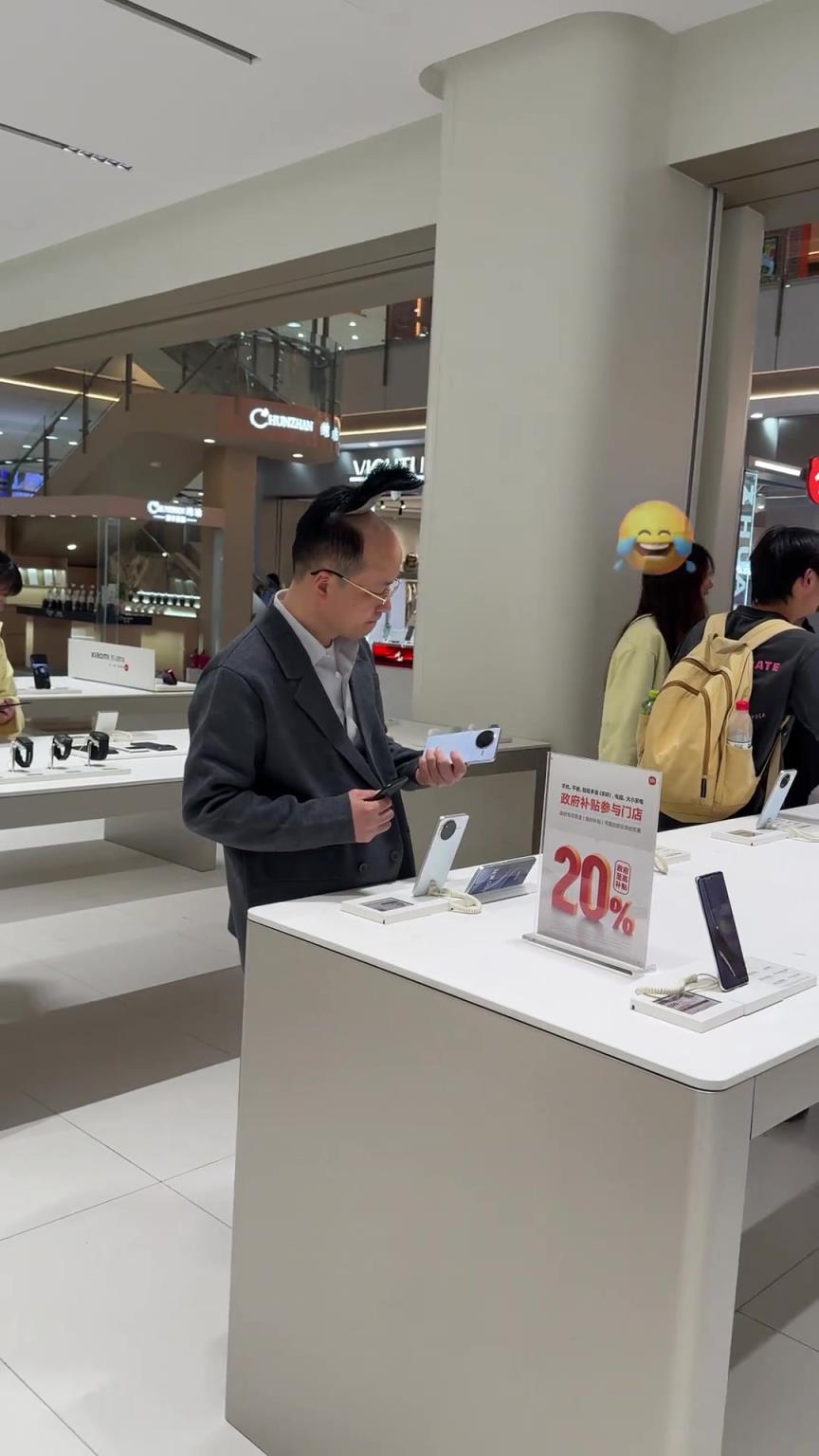 “大哥你的天靈蓋翻了，我給你蓋回來”