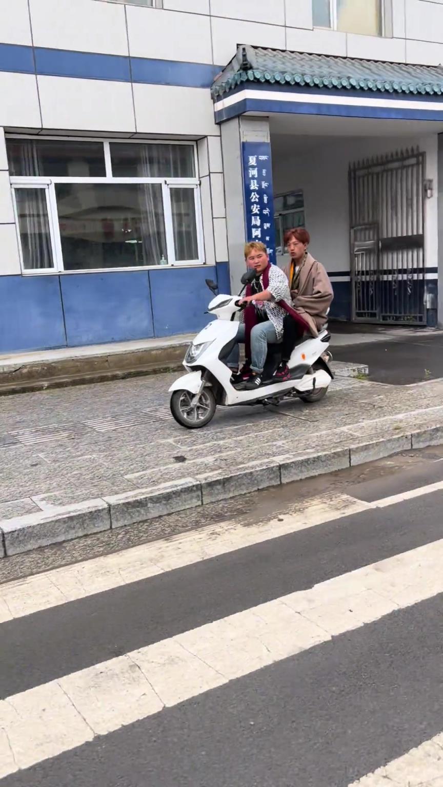 桿子:看見障礙物還懂用車滴一聲，小伙子挺有禮貌的。