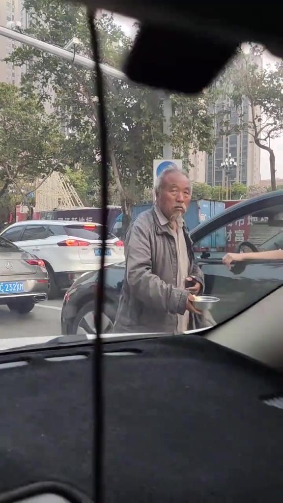 大爺一眼就看出你的貧窮