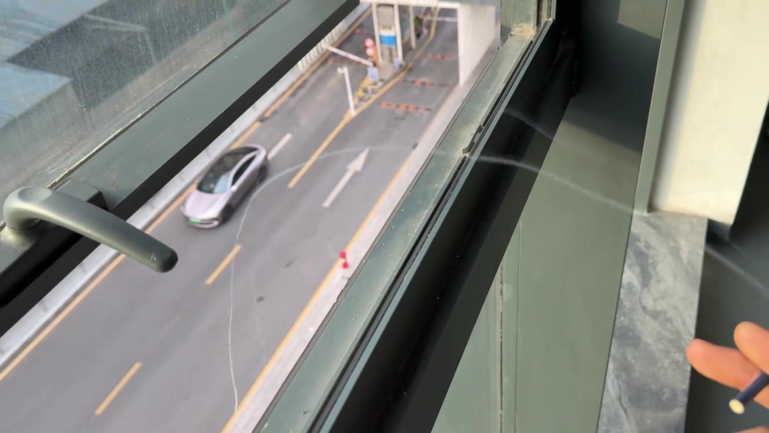 一開始以為在往窗外尿尿
