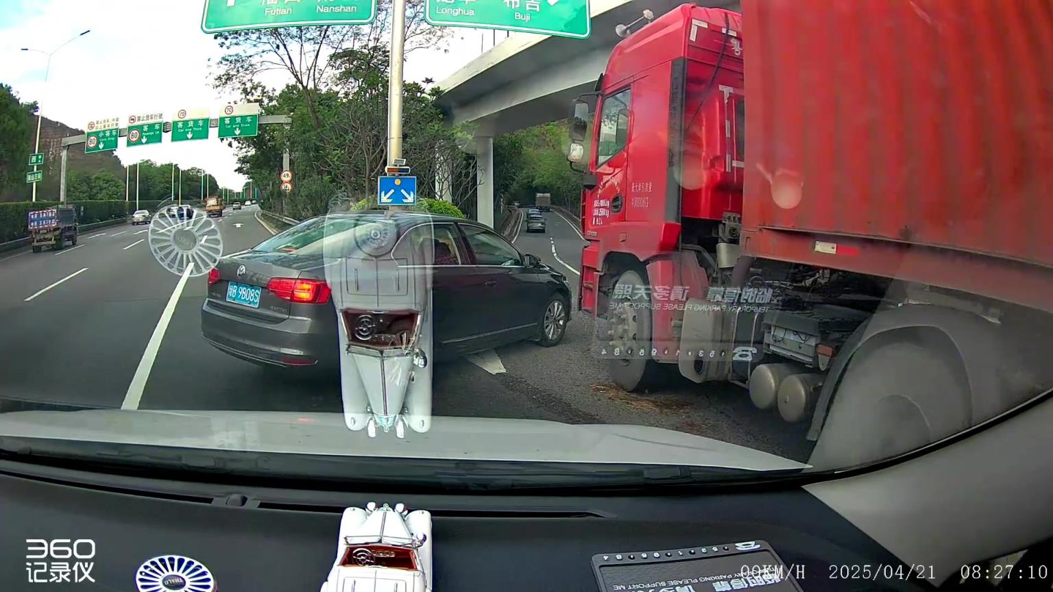小汽車(chē)進(jìn)入貨車(chē)盲區(qū)，互不相讓然后就懟上了