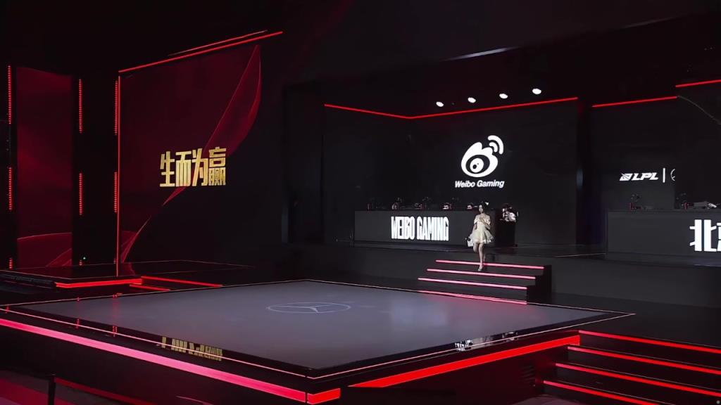 主持小悠：漏肩蓬裙，皮肤白的发亮！