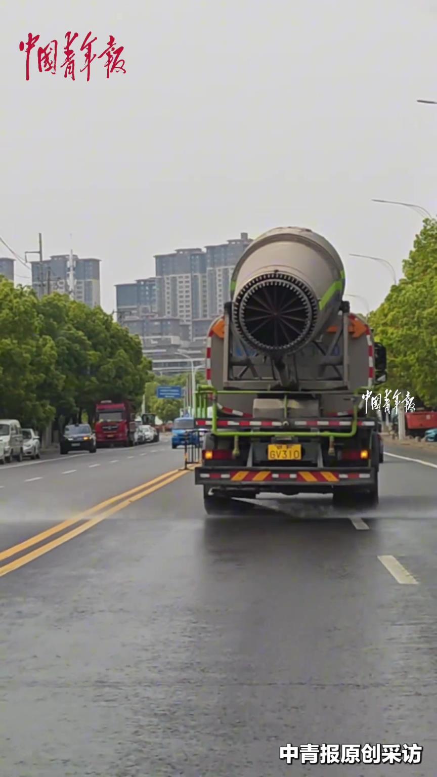 關(guān)水動(dòng)作十分絲滑！灑水車遇行人，立即開啟“暖心關(guān)停”模式。
