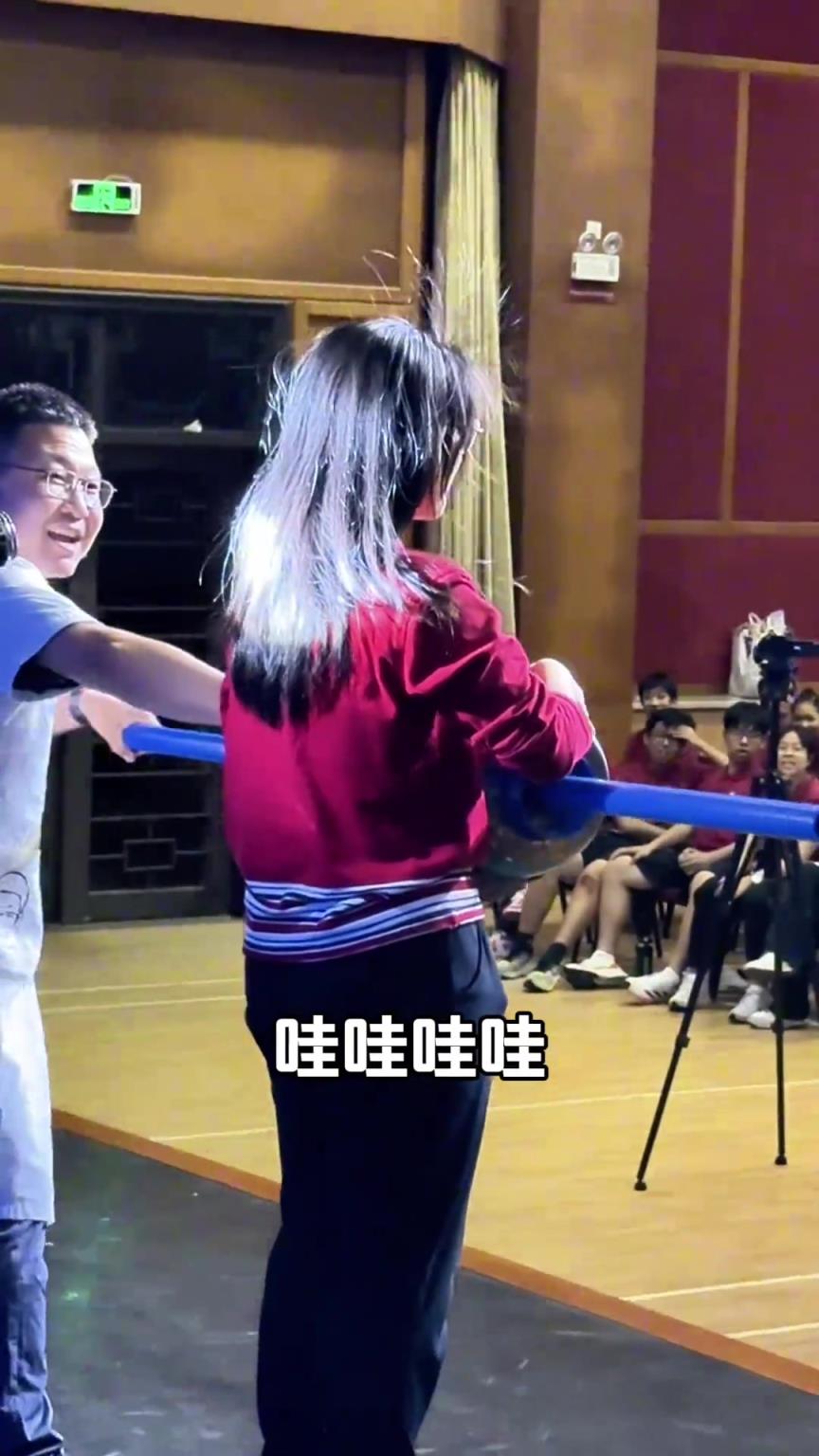 怒發(fā)沖冠 靜電 物理老師通過摩擦起電，讓學(xué)生頭發(fā)慢慢炸開了！