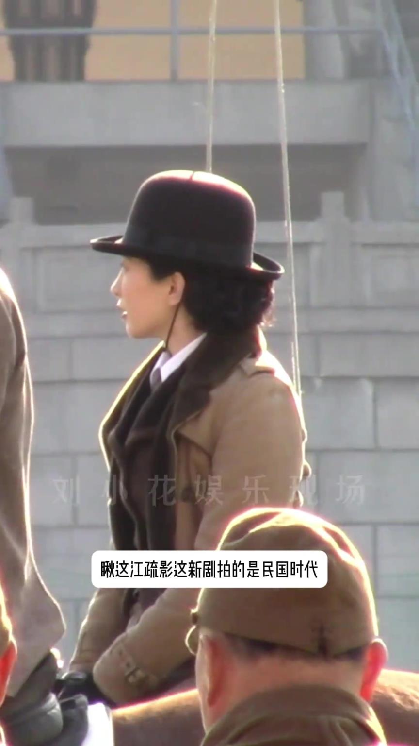 如今這電視劇拍攝有點(diǎn)敷衍吧騎馬吊著威亞？