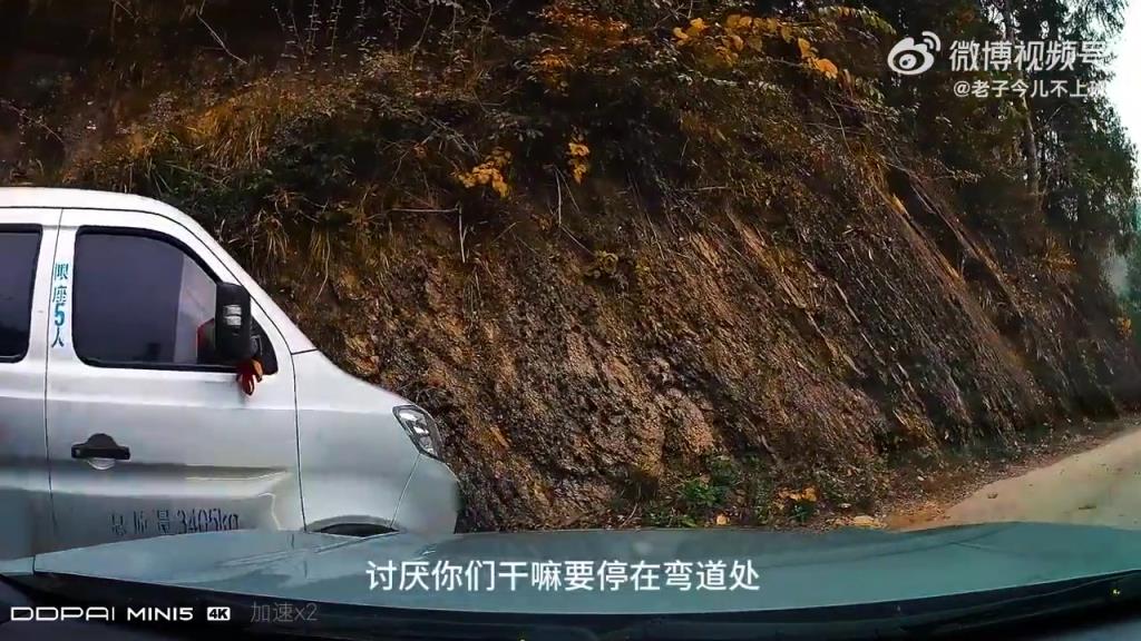 村里的停車場，沒點(diǎn)技術(shù)還真不行！