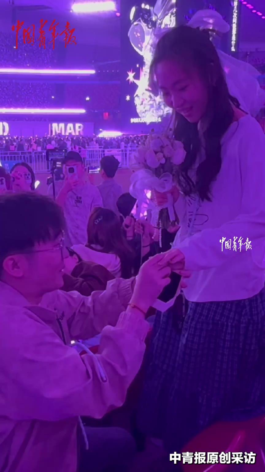 男生在演唱會上向女友求婚，沒想到女友也掏出一枚戒指。