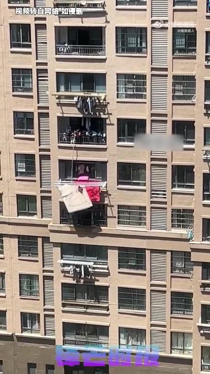 老太婆持棍将邻居晾晒的毛毯挑落楼下