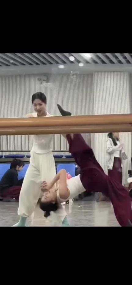 下次麻烦师姐把裤子穿紧一点！怎么一拽就掉啊！