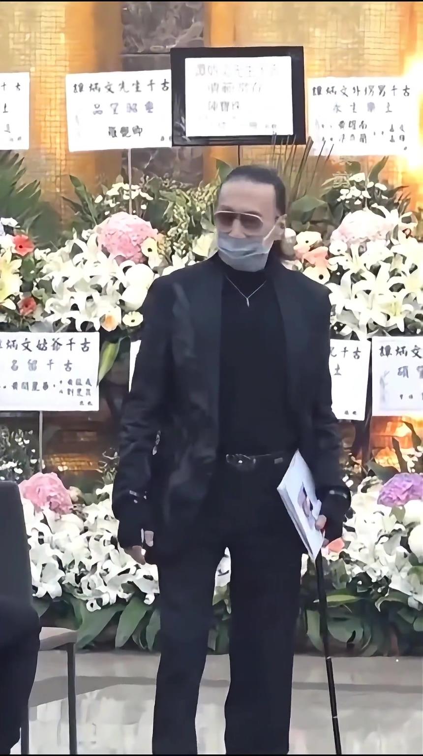 吳孟達(dá)葬禮時(shí)，眾明星好友周星馳，劉德華，謝賢等好友前往惦念
