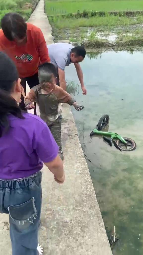 小孩哥倒霉瞬间！