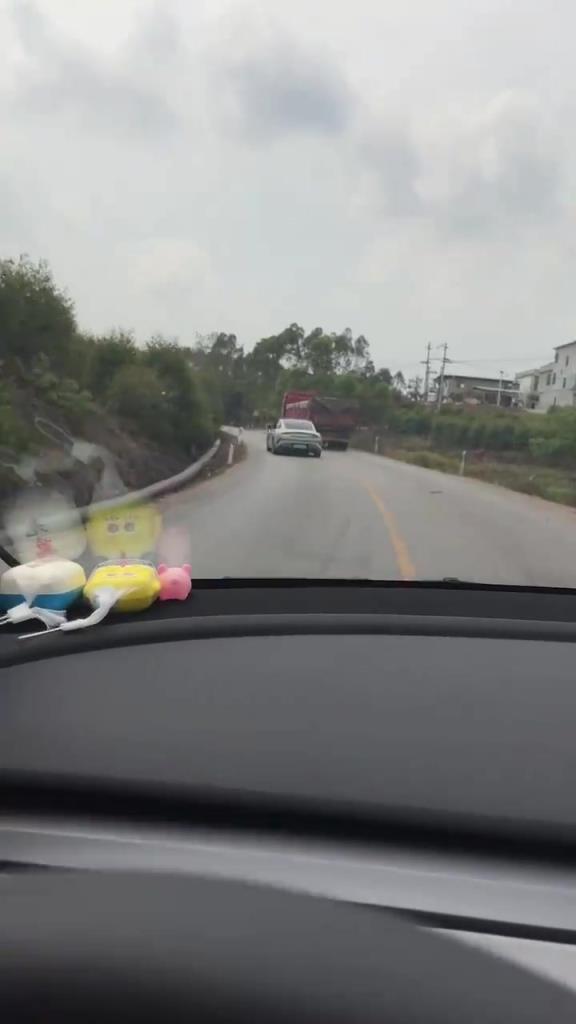 這種一看就是新手，敢轉(zhuǎn)彎超車的?。? title=