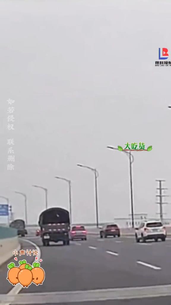 路上一辆小车强行变道,把旁边吓得急刹冒烟!!!