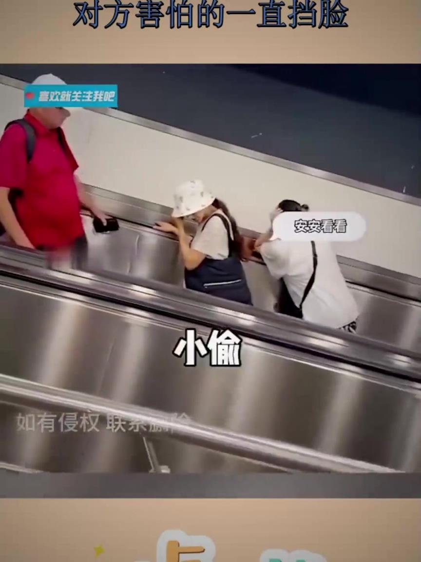 2名女子伺機(jī)偷盜，旁邊小伙及時(shí)提醒