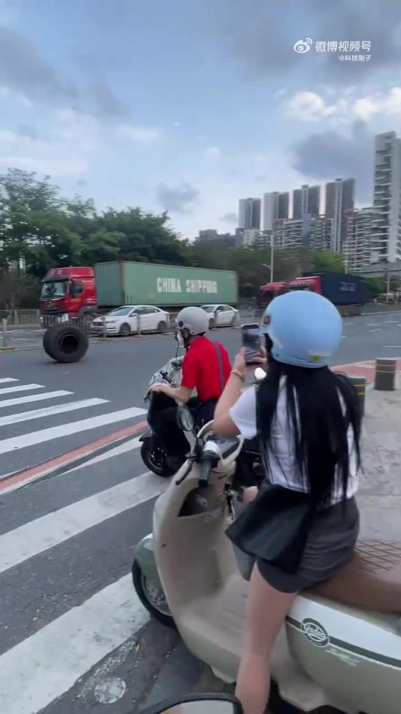 京东小哥徒脚拦轮胎，被撞倒后一声不吭走了