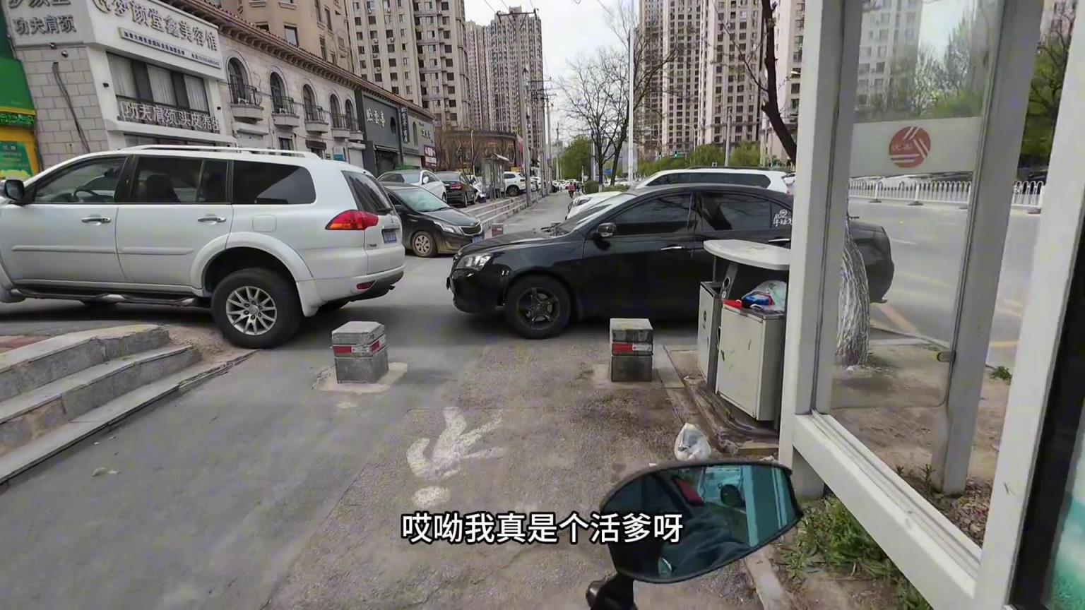 外賣小哥騎車到路口，結(jié)果兩輛車把路堵得走不了