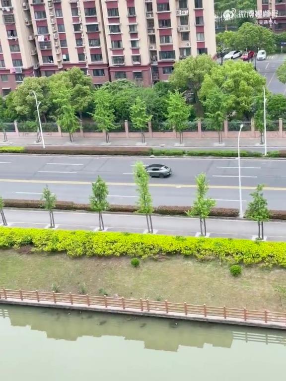 速度越快车子越难控制，经过路口记得减减速，否则……