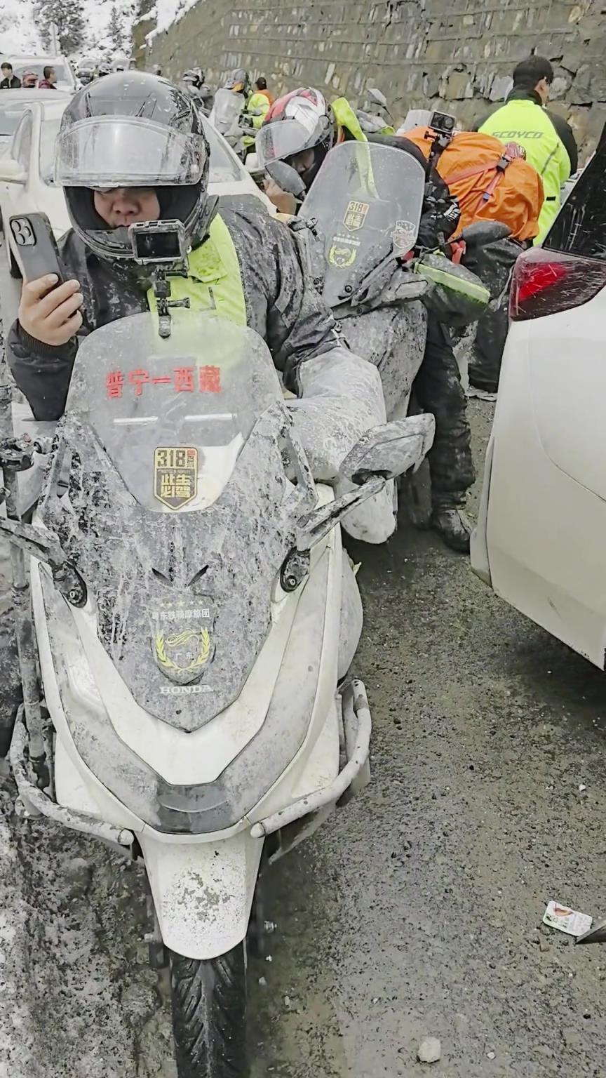 一首蓝莲花，堵在318又饿又冷不敢骑了。