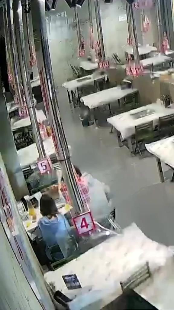 这不是电影！酒驾司机冲撞餐厅，男孩拼死保护女友！