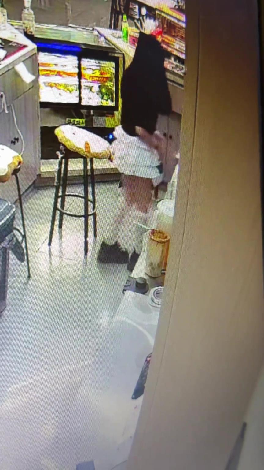 小姐姐：当着我的面这样不太好吧？！