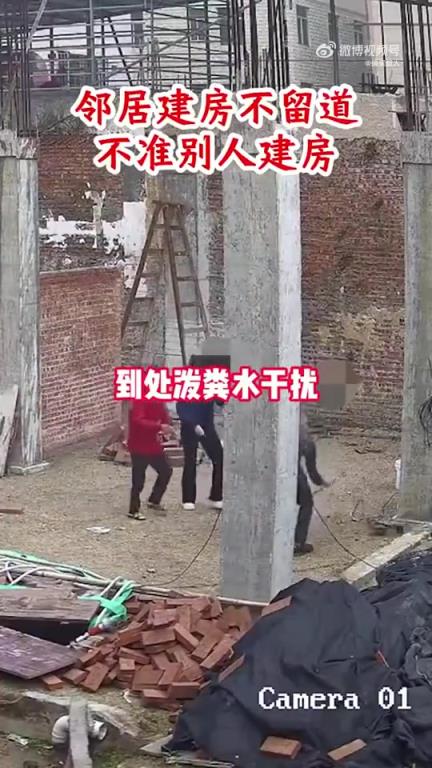 邻居建房不留道，还阻止他人建房