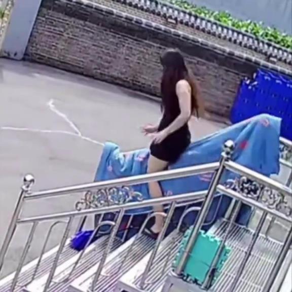 女子在欄桿上曬被子,準備坐在上面休息,結(jié)果萬萬沒想到!!