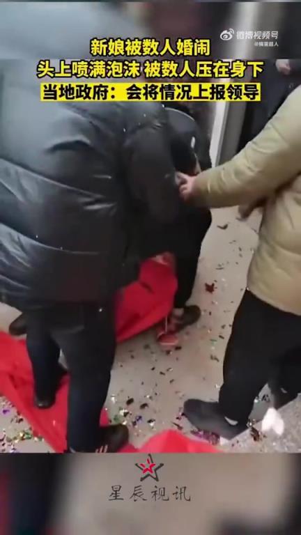 新娘遭数人喷泡沫，头上满满皆是