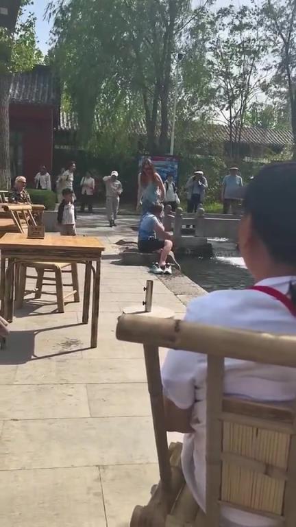 眾人接泉水飲用，兩人泡腳“泡”出意外