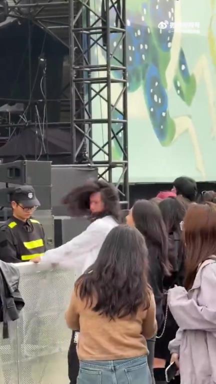 此时此刻保安小哥心里在想什么呢…他是怎么忍住不笑的
