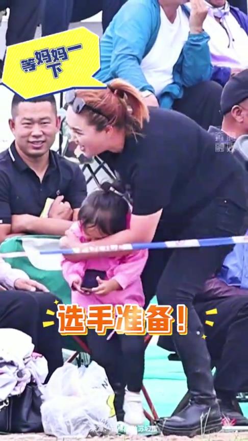搏克手妈妈的极致反差 “放下孩子那一刻眼神都变了”