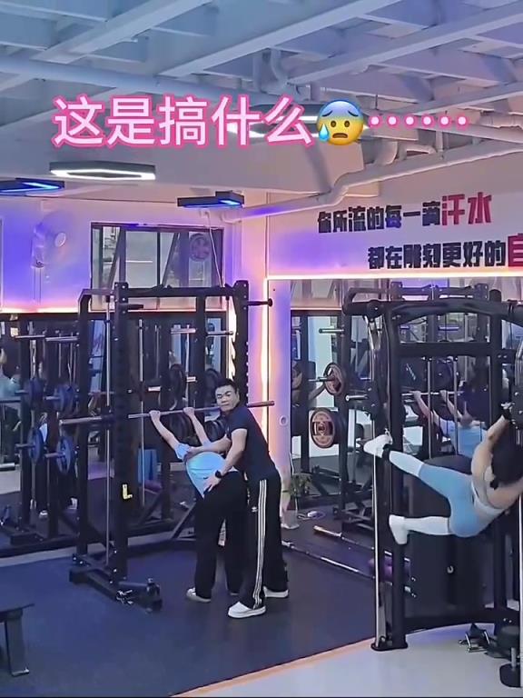 这个小姐姐在健身房搞啥？差点就起飞了！！