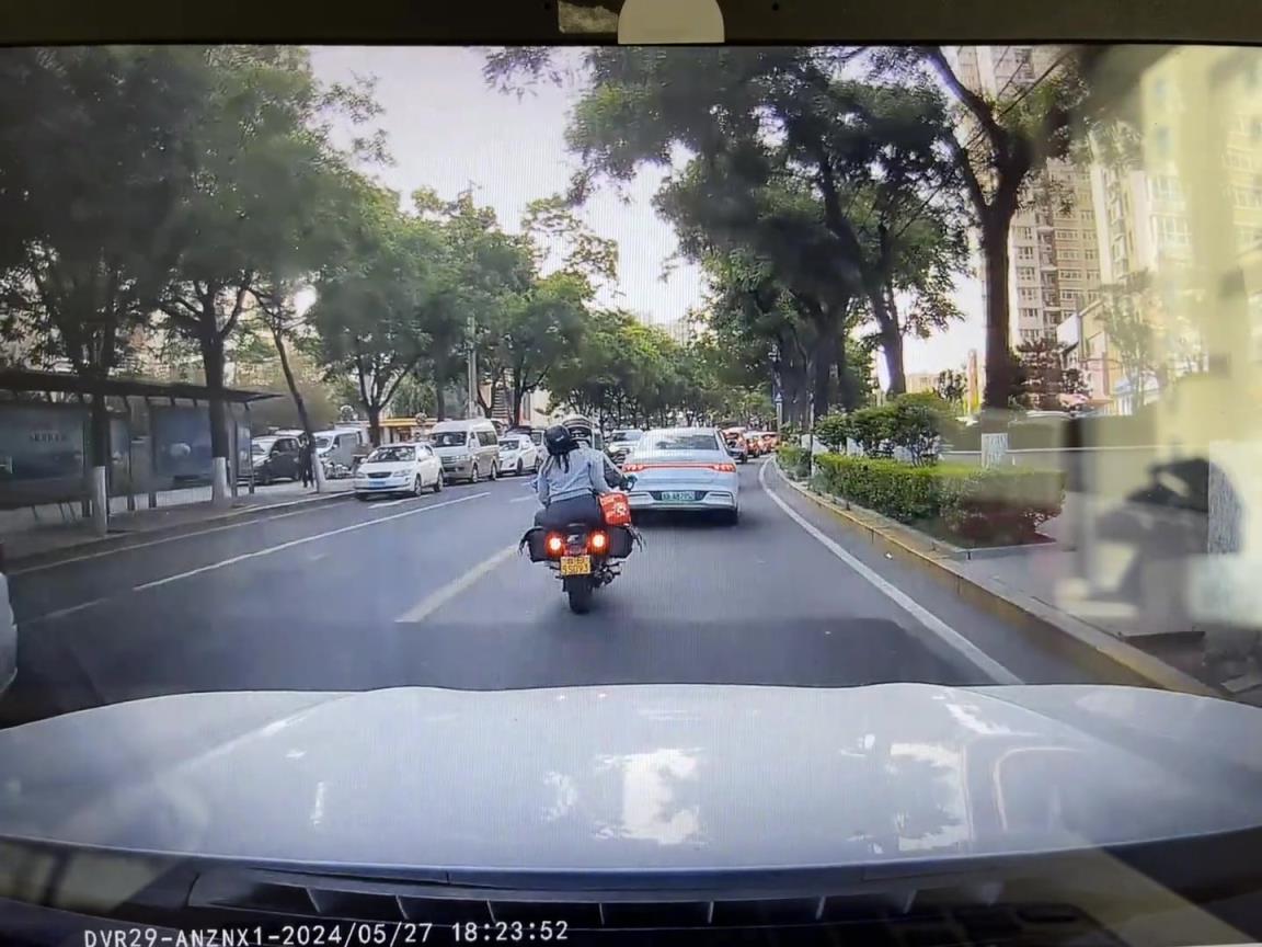 说了多少次停车开门要注意。