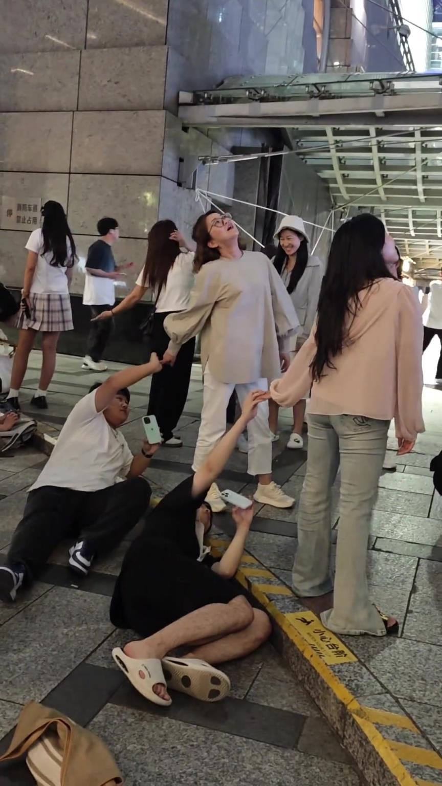 一生要出片的女生，累坏了躺在地上的摄影师